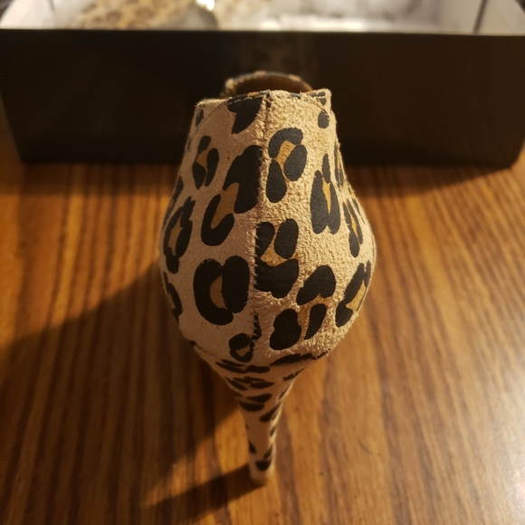 Size 5 colin stuart leopard bootie heels - Picture 6 of 8